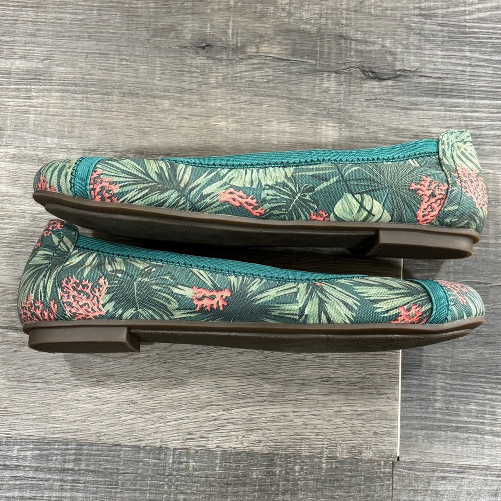 Rare Vionic Display Carrol Flats “Tropical Print”, size 7, GUC